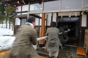 棹を玄関へ 棹を玄関へ